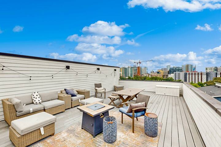 City 4BR | Fireplace | Deck | Garage Parking gallery image 3