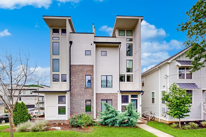 City 4BR | Fireplace | Deck | Garage Parking