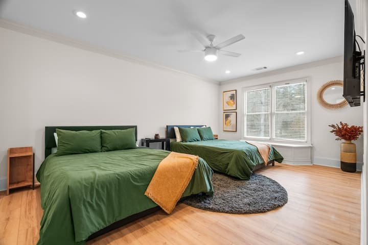 Dormitorio doble queen en el segundo nivel con televisión de 55 pulgadas y baño completo en suite.