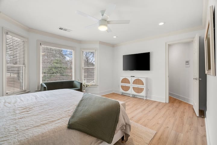 Dormitorio tamaño king en el segundo nivel con televisión de 55 pulgadas y baño completo en suite.