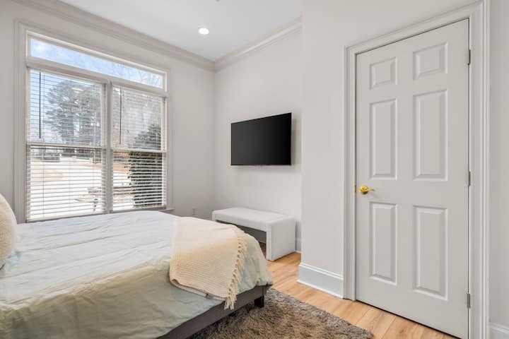 Dormitorio king en el nivel principal con una televisión de 55 pulgadas.