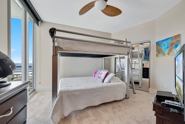 Deze stapelbedkamer is perfect voor gezinnen of groepen en biedt een leuke en functionele ruimte. Het doordachte ontwerp zorgt voor comfort en gemak voor iedereen.