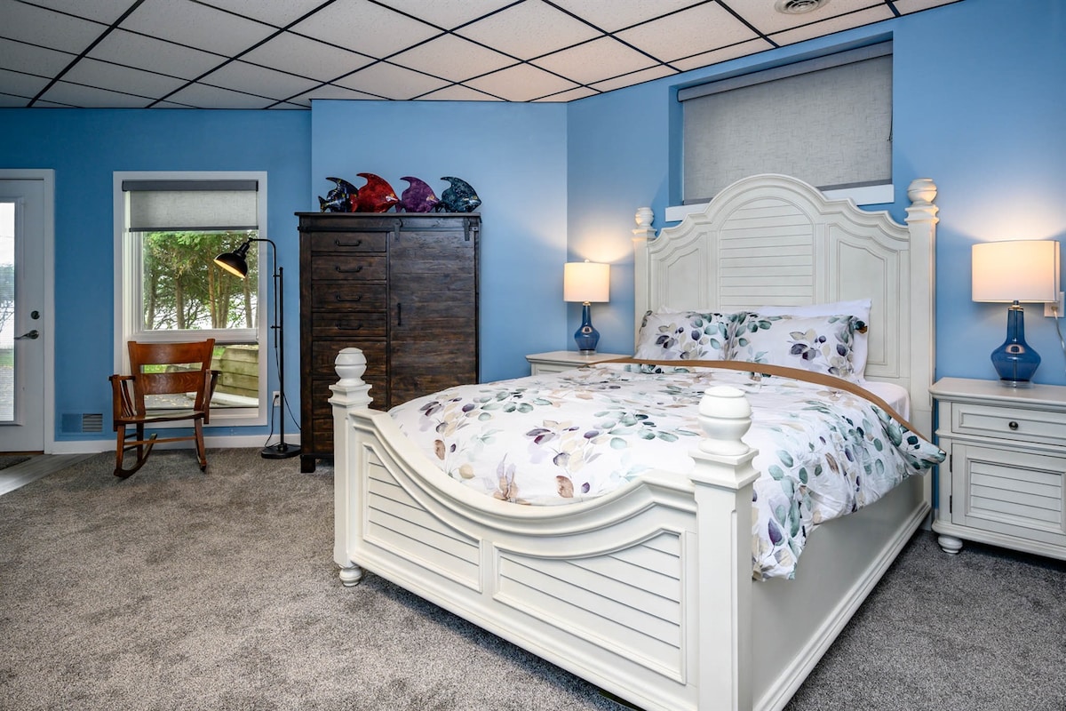 El dormitorio queen del nivel inferior tiene entrada privada