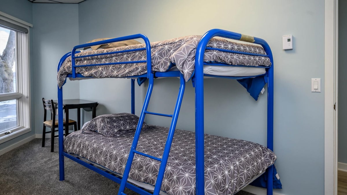 Habitación con literas inferior con mesa para proyectos