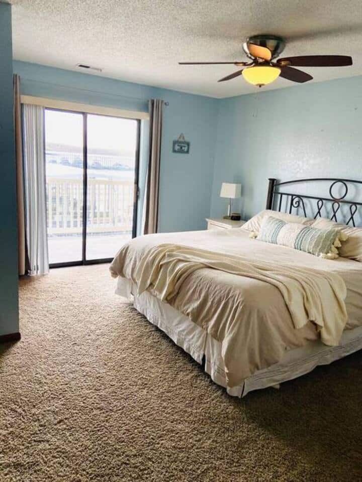 ¡Dormitorio principal con vistas y una cama tamaño king!