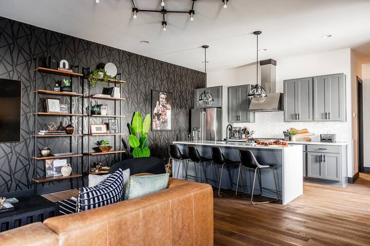 Heart of Gulch – 4 Min to Broadway – Designer Home gallery image 4