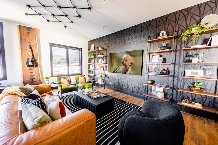 Heart of Gulch – 4 Min to Broadway – Designer Home