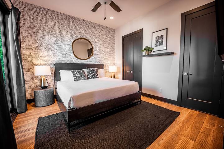 Heart of Gulch – 4 Min to Broadway – Designer Home gallery image 3