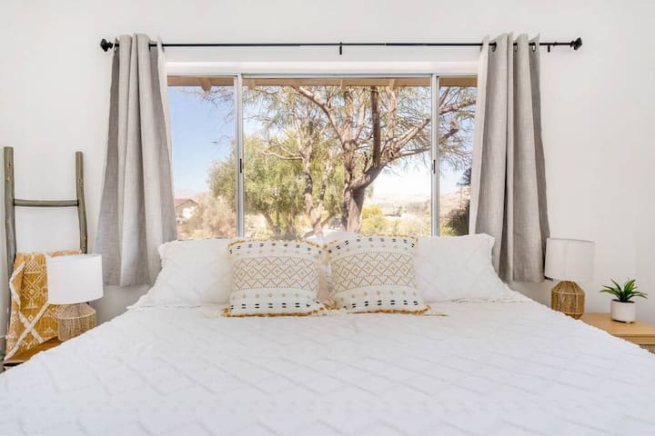 Dhoma e gjumit 2 është poshtë me krevat dopio "king".