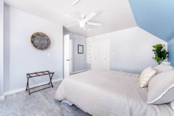 Dhoma e gjumit 4 është lart dhe ofron një krevat dopio "queen" dhe pamje nga perëndimi i diellit të maleve.