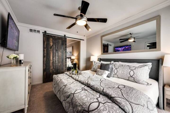 Casual Comfort 2-Story Loft, fireplace, patio