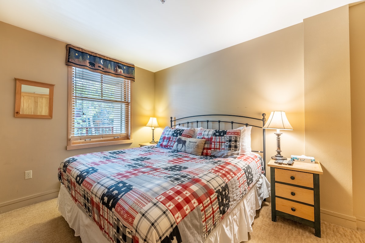 Chumba cha kulala kilicho na kitanda cha ukubwa wa kifalme. 