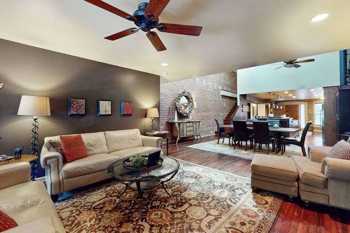 Remodeled 2BR | W/D | Chef’s Kitchen | Downtown gallery image 3