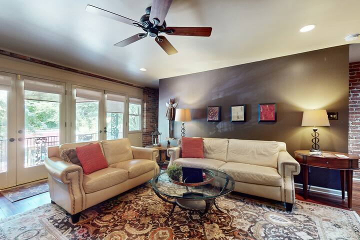 Remodeled 2BR | W/D | Chef’s Kitchen | Downtown gallery image 4