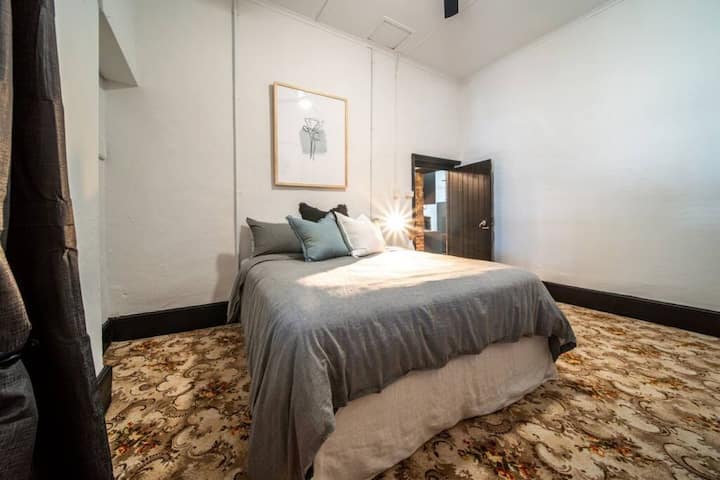 Спалня 1 показва високи тавани и класически дизайн.