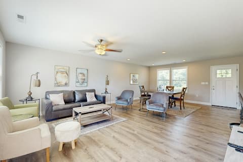 Modern 3BR Dog Friendly | Deck | Firepit | W/D