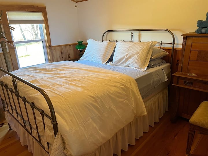 Mbretëresha e katit të parë me jorganë të rehatshëm poshtë. Qasje e lehtë në banjë të plotë në katin e parë