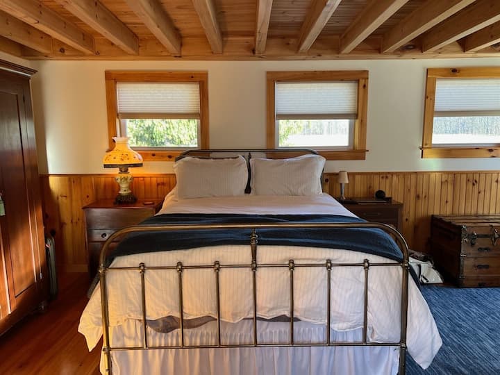 Kati i sipërm, mbretëreshë e madhe me banjë ngjitur