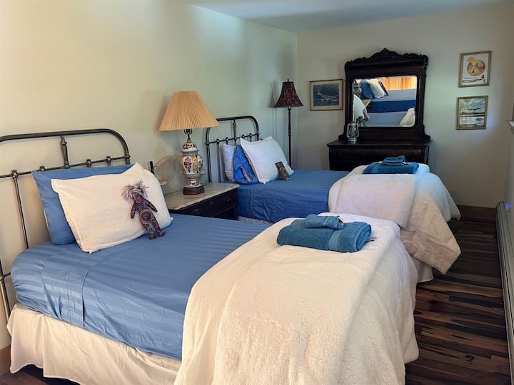 Rehatuesit UGG në katin e dytë të dhomës së gjumit me dy dhoma gjumi. Televizor i madh transmetues. Banjë në sallë.