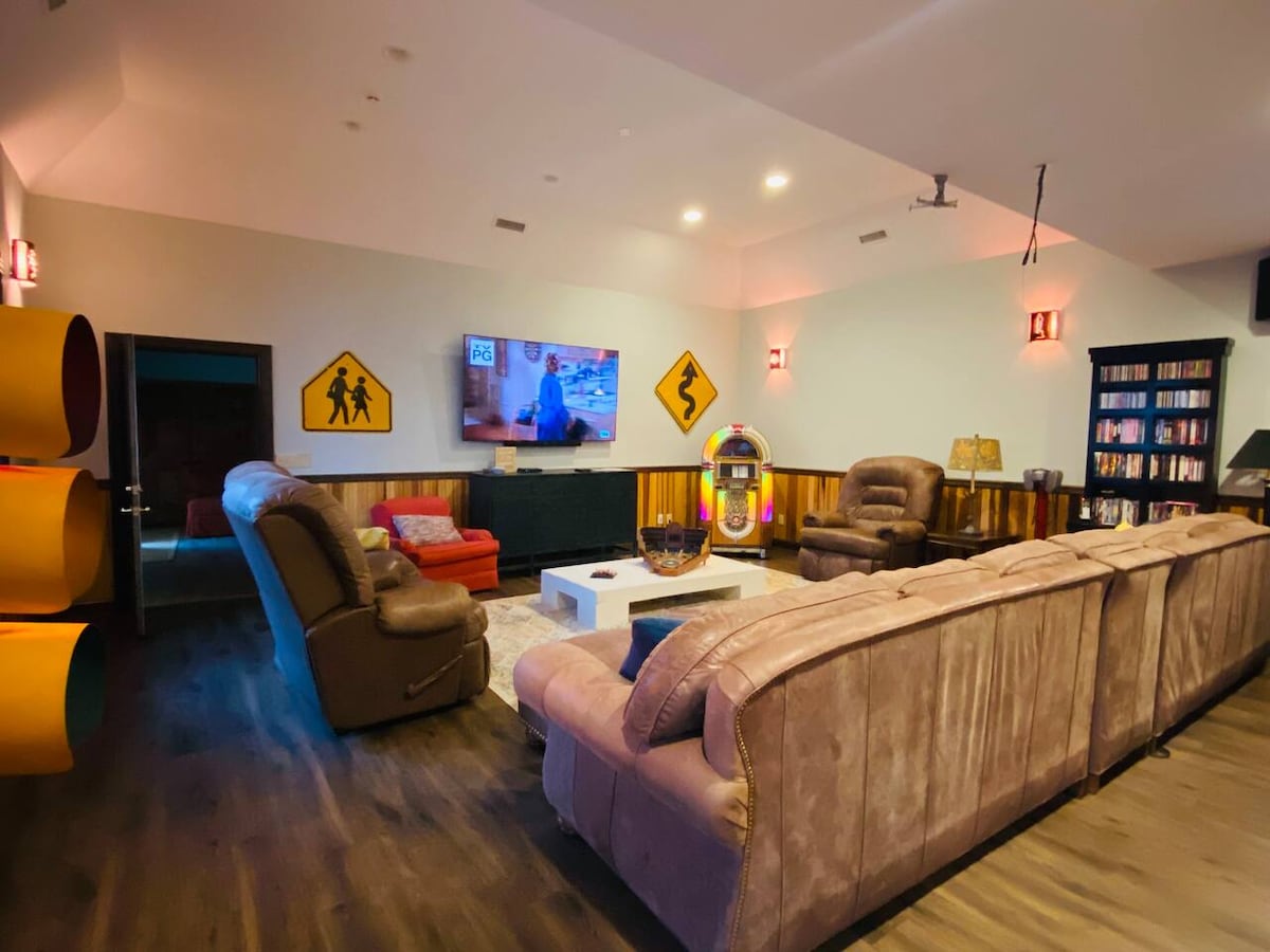 房间宽敞，可供所有家人和朋友享受我们的大型剧院般的娱乐区。 配备一张超长的定制沙发，包括两张标准双人床、三张超大躺椅、可正常使用的点唱机和大屏幕电视！