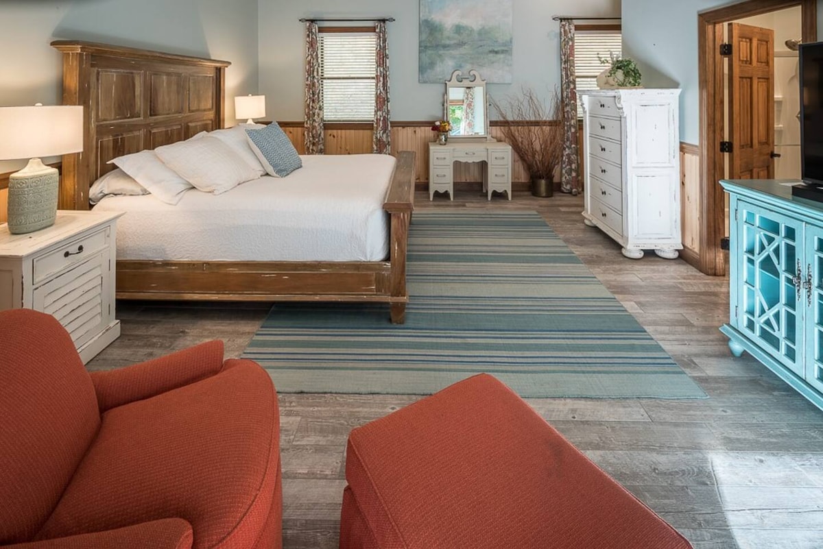 宽敞的私人主卧，配备加大双人床、带两把椅子和脚凳的休息区、套房浴室、大屏幕电视和独立入口。 这间卧室有自己的迷你分体式暖气/空调，可与房子其他区域分开控制。 