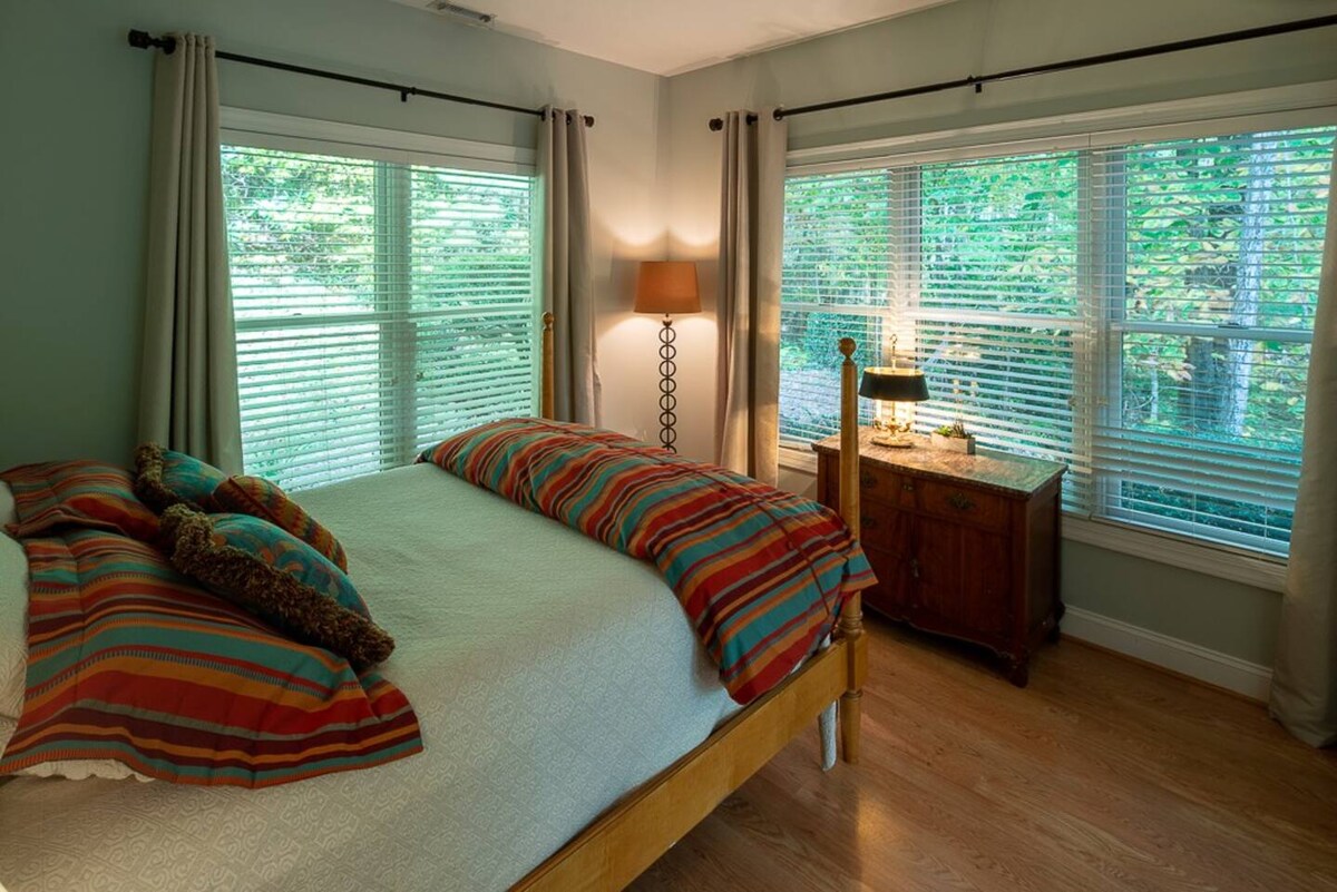 第三间卧室配有一张标准双人床，可直接通往后院和独立入口。 请注意，这间卧室可通过2号卧室进入，但外面有一个独立入口。