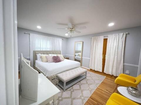 Lux Family Xcape with HotTub, Fireplace, Deck, BBQ
