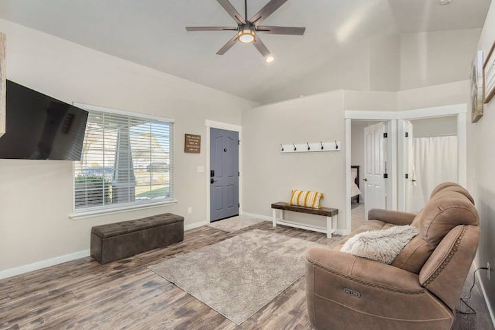 Dnevni boravak s 55-inčnim Sony 4K LED TV-om