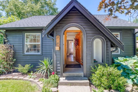Two Bedroom Farmhouse with Hot Tub in Snohomish