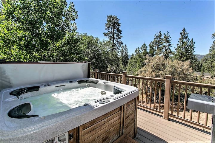 Grandpas Axe Village Retreat W/ Hot Tub - California