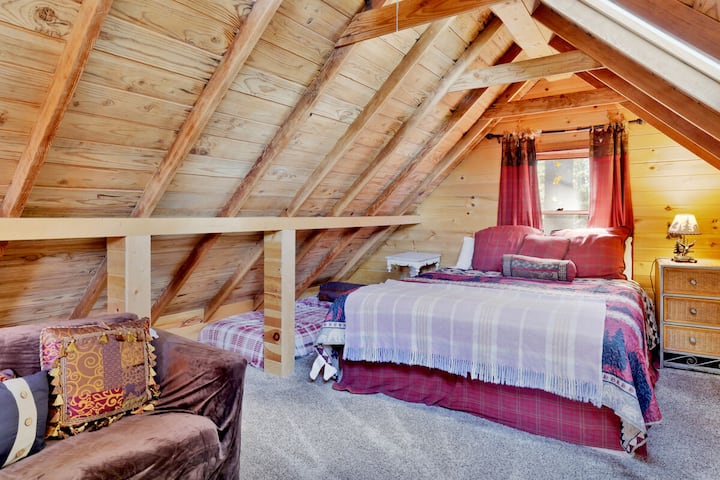 Dormitorio tranquilo en la cabaña con lujosa ropa de cama y hermosas vistas, ideal para noches de descanso, mañanas acogedoras y una escapada relajante a la montaña.