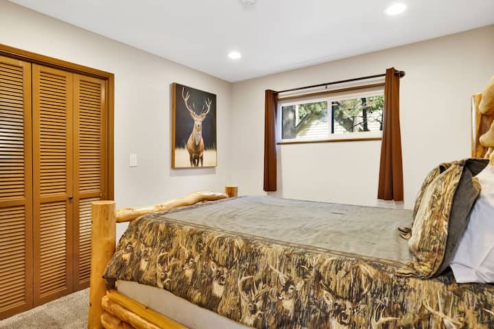 Quarto de cabana tranquilo com roupa de cama macia e belas vistas — ideal para noites tranquilas, manhãs aconchegantes e uma escapada relaxante na montanha.