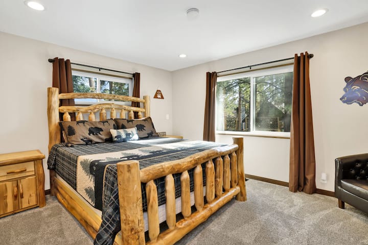 Quarto de cabana tranquilo com roupa de cama macia e belas vistas — ideal para noites tranquilas, manhãs aconchegantes e uma escapada relaxante na montanha.