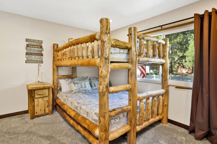 Quarto de cabana tranquilo com roupa de cama macia e belas vistas — ideal para noites tranquilas, manhãs aconchegantes e uma escapada relaxante na montanha.