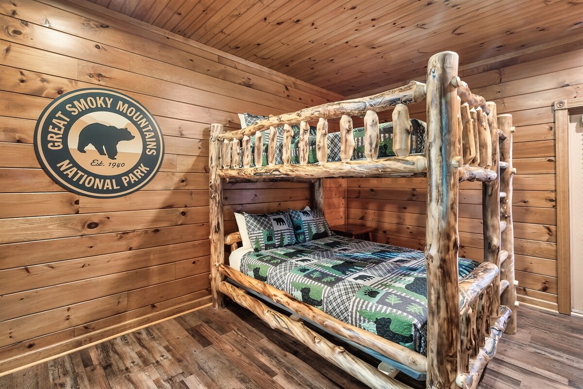 Savršena za obitelji ili grupe, jedna od spavaćih soba ima čvrst, amiški bračni krevet na kat.