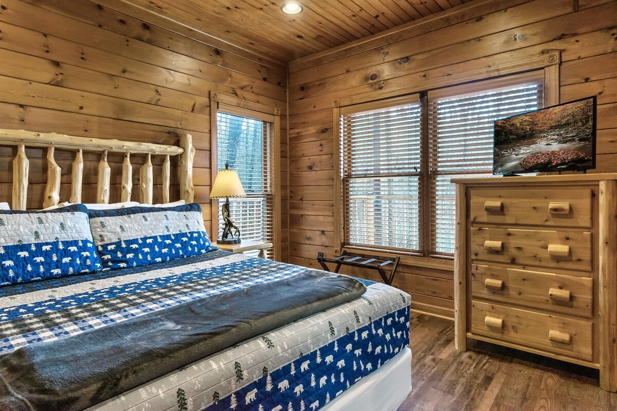 U donjoj spavaćoj sobi nalazi se bračni krevet (180x200) i pripadajuća kupaonica.