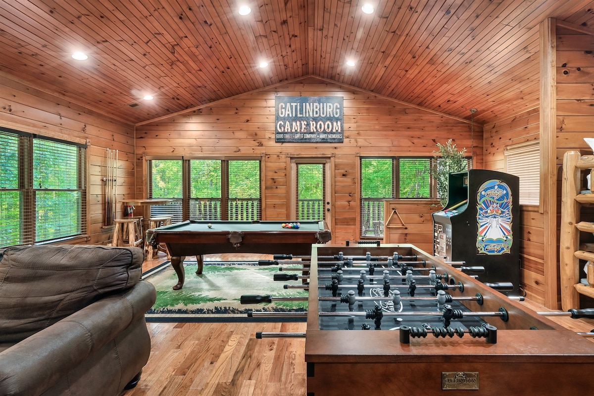 Svi će se zabavljati u igraonici na gornjoj etaži.  Igrajte bilijar, stolni nogomet, arkadne igre ili društvene igre.  Obilni prozori i visoki stropovi čine ovu prostoriju svijetlom, prozračnom i dovoljno velikom za cijelu obitelj.