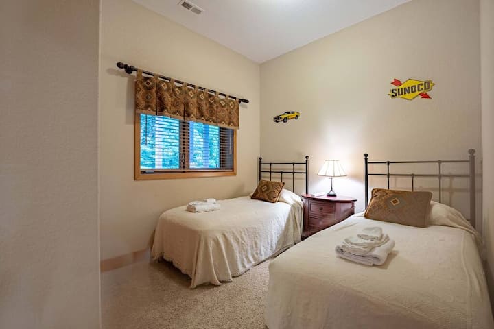 Dormitorio con dos camas individuales XL #5 en el piso inferior.