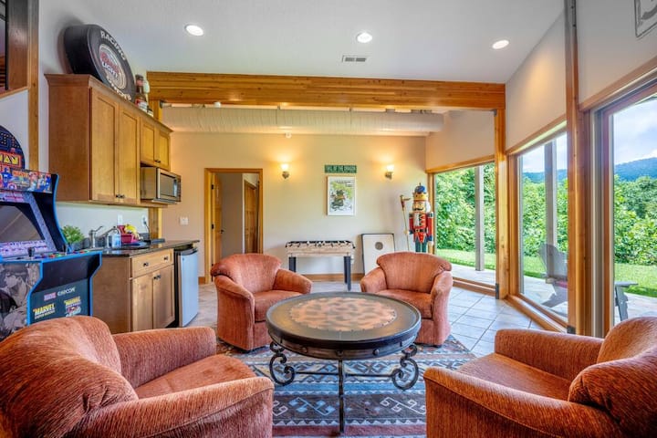 Toca el sofá en la guarida inferior con hermosas vistas a la montaña