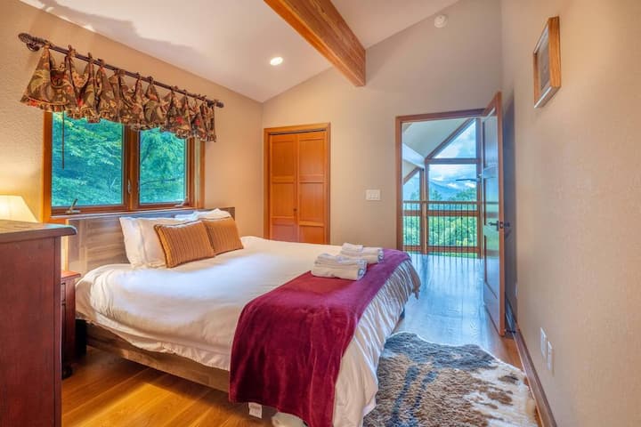 Dormitorio #1 en el piso superior con baño privado, cama tamaño king, con vistas a las montañas.