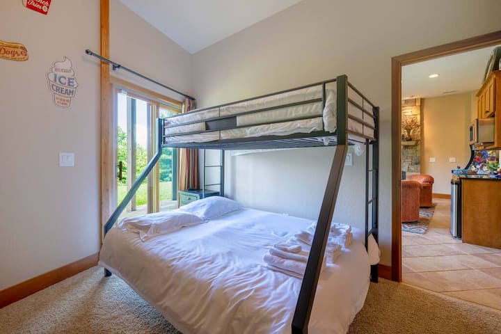 Cama individual sobre una litera tamaño queen en la planta inferior