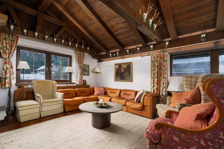 Entire home with 4 bedrooms in Salzkammergut - Cosy house with large garden-Salzburger Land