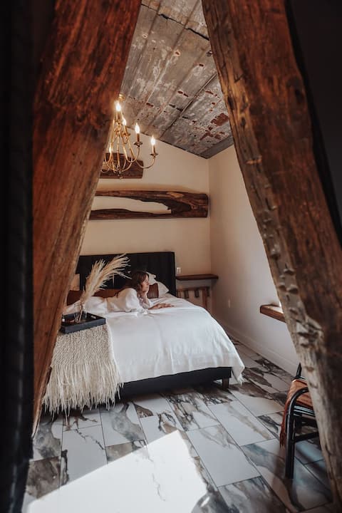 Industrial Chic Barn w/ Sunrise Views + Animals