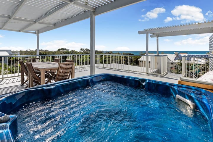 Coastal Escape ~ views, rooftop terrace & jaccuzi