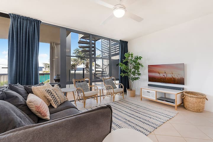 Coastal Escape ~ views, rooftop terrace & jaccuzi