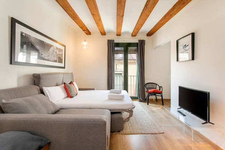 Slaapbank in woonkamer omgebouwd tot tweepersoonsbed