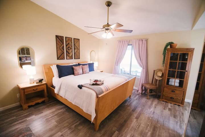 Ovaj udobni kalifornijski kralj djeluje daleko od vreve i vreve gradskog života.