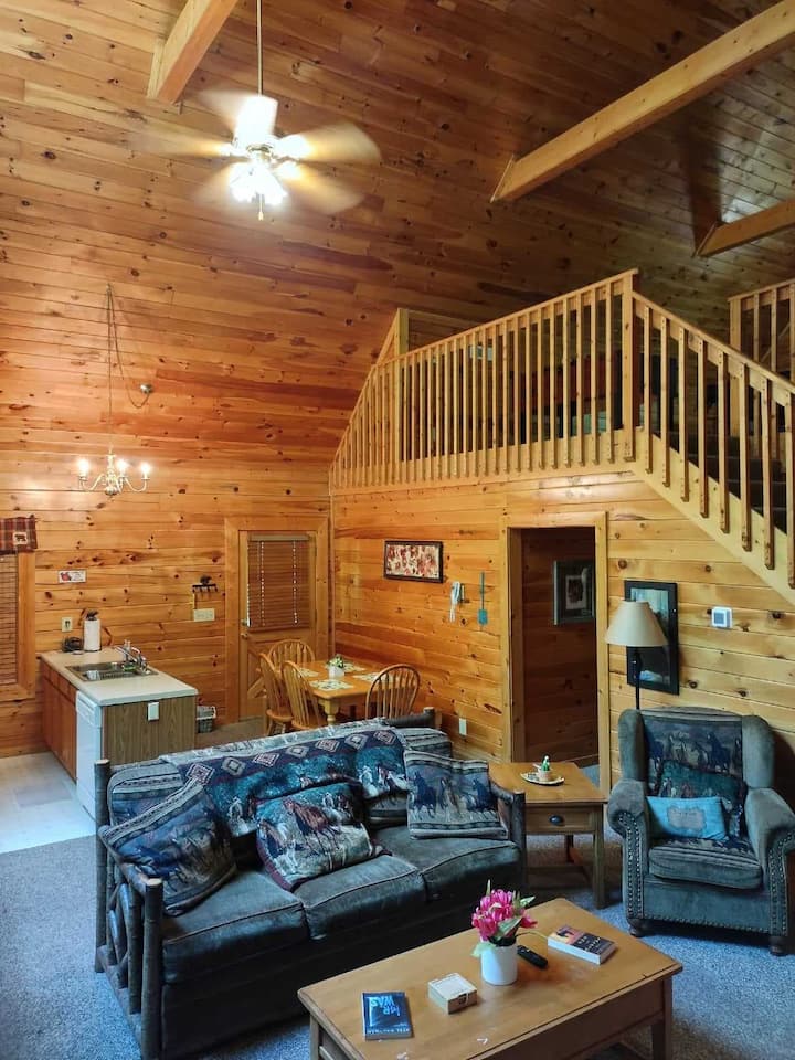 2 Bed Cabin / Hot Tub & Resort Pool - Sevierville, TN