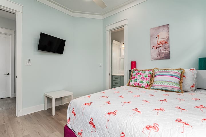 Flamingo-værelse med en queensize-dobbeltseng og smart-tv!