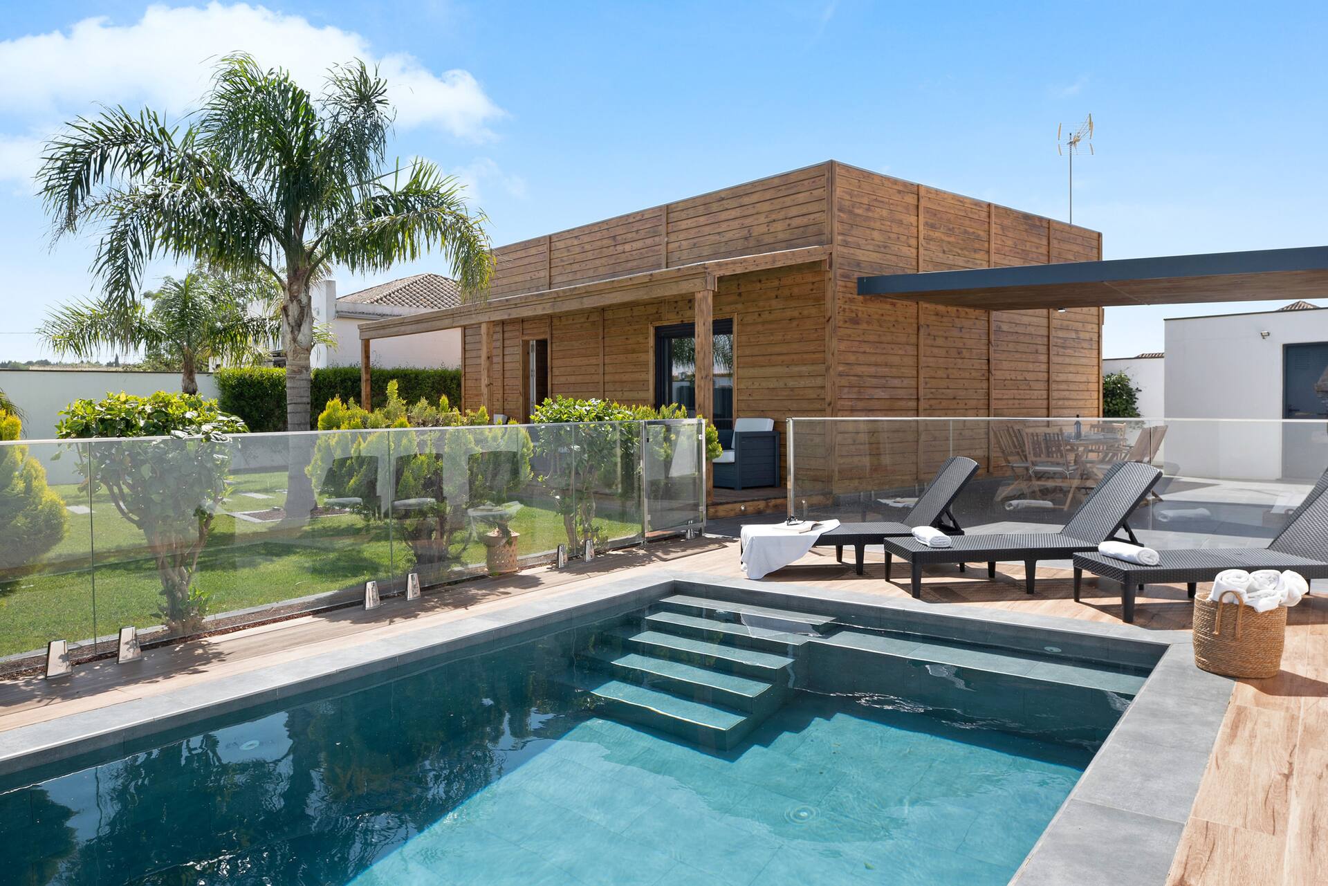 Casa de vacaciones 'Villa Torre Nueva' con Wi-Fi, jardín, terraza y piscina